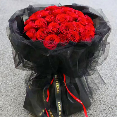 宜昌33朵红玫瑰黑色包装，此花表真心